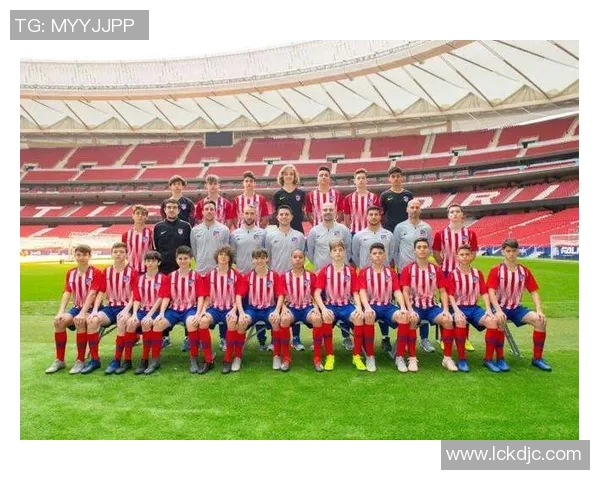 足球职业生涯全面解析：从青训到巅峰成就的成长轨迹与心路历程