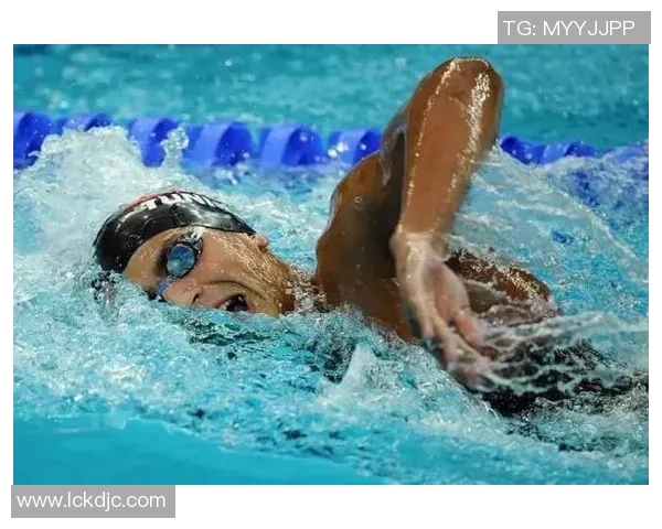 自由泳训练技巧与方法全面解析 提升游泳速度与技巧的关键要素 自由泳训练技巧与方法全面解析 提升游泳速度与技巧的关键要素